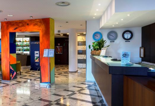 퍼스트 호텔 말펜사