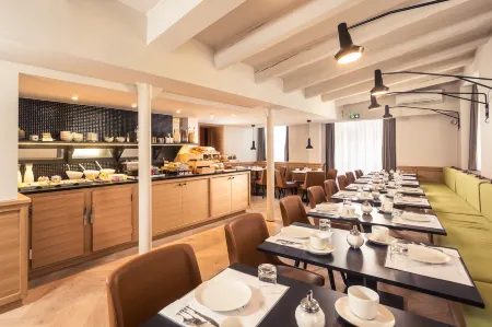 Hôtel du Dragon Отели рядом с достопримечательностью «Fontaine de Janus»