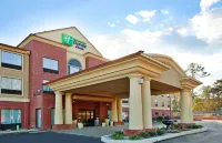 Holiday Inn Express & Suites Laurel Ellisville Village 주변 호텔