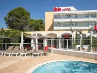 Ibis Nîmes Ouest - piscina