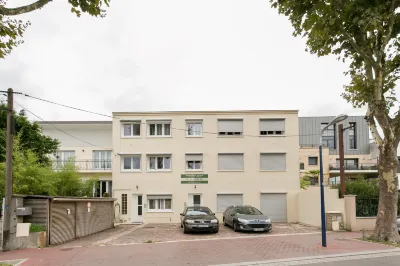 Résidence Meublée Le Relais Amélie (Apart-hotel) Hôtels à proximité de : Zenpark - Parking Clamart - Mairie de Clamart - Stade Hunebelle