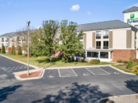 Holiday Inn Express & Suites DELAFIELD by IHG Hotels in Delafield