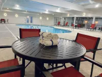 Ramada by Wyndham Hartford North / Bradley Airport - piscina