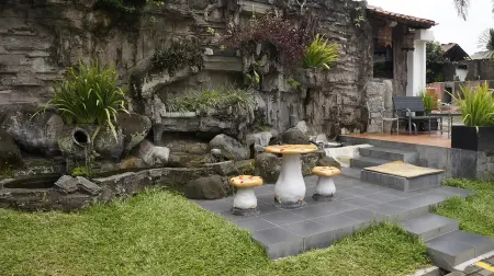 Hotel Puri Mira Bogor Отели рядом с достопримечательностью «Bukit Pupay»