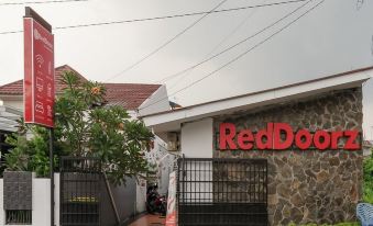 RedDoorz Plus Near Universitas Methodist Medan