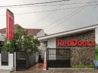 RedDoorz Plus near Universitas Methodist Medan Hotel dekat Indomaret Simpang Selayang