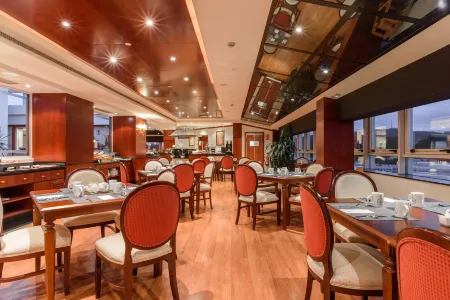 Eurostars Gran Hotel Santiago Отели рядом с достопримечательностью «Xardíns da Rúa Berna»