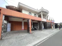 RedDoorz Syariah Near Pasar Aur Kuning Hotels in Padang Lua