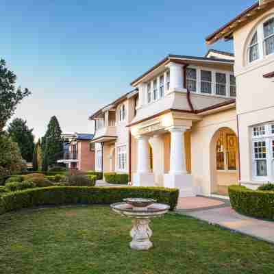 Palais Royale Hotel Exterior