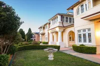 Palais Royale Hotels near Bridal Veil Falls Track
