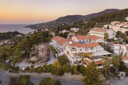 Ino Hotel & Suites Отели рядом с достопримечательностью «Moni Vronta»