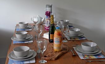 Valley Retreat - Peaceful Location, Walk to Beach, Parking