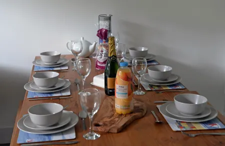 Valley Retreat - Peaceful Location, Walk to Beach, Parking