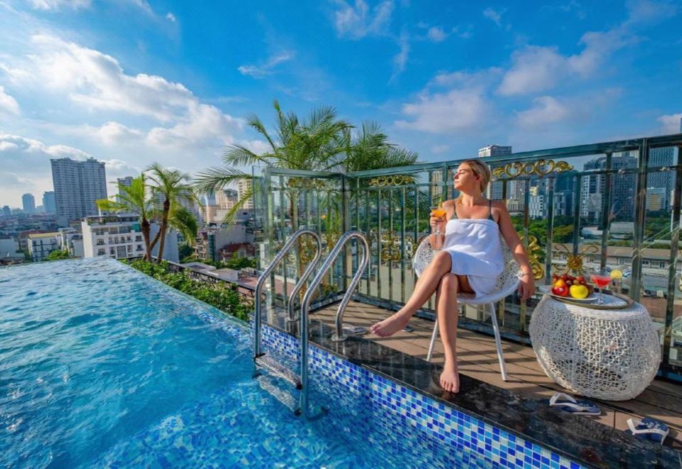 1. 힐러리 하노이 ..