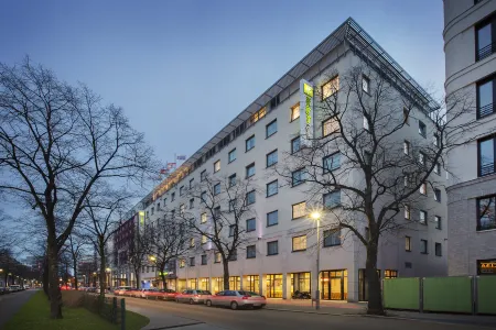 Holiday Inn Express Berlin City Centre Отели рядом с достопримечательностью «Embassy of the Netherlands»