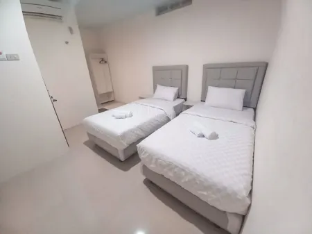 Penginapan CR Win Отели рядом с достопримечательностью «Mess Pemda»