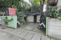 RedDoorz near RS Sari Asih Ciledug Hotel dekat Taman Pintu Kampung Blok DD Palm Ganda Asri 2