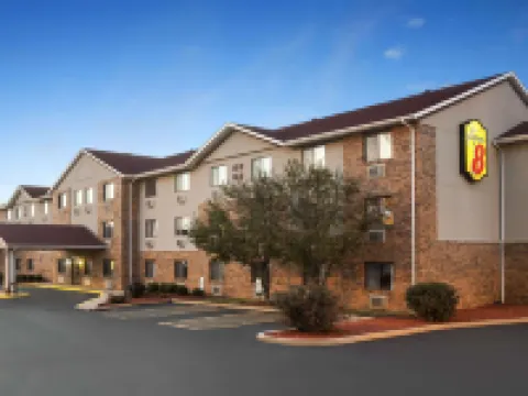 ซุปเปอร์ 8 บายวินด์แฮม แฟร์วิวไฮท์ส-เซนต์หลุยส์ โรงแรมในSt. Clair County