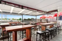 Comfort Inn Westshore Beach - С парковкой