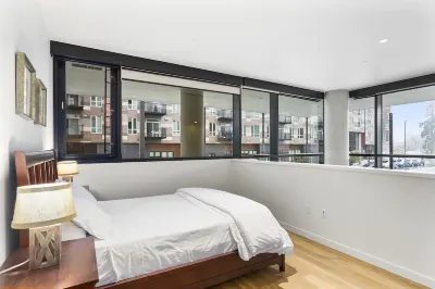 Airy and Open Corner Loft - 92 Walkscore Hotels in Redmond