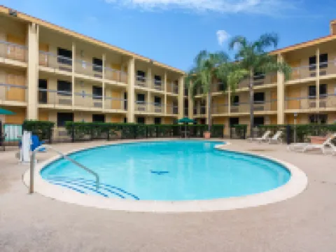 Super 8 by Wyndham The Woodlands North Hotels in Shenandoah