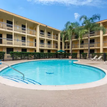 Super 8 by Wyndham The Woodlands North