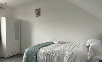 Remarkable 1-Bed Studio Apartment in Redbridge
