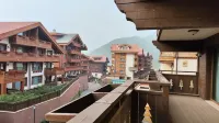 Haituo Valley Guzhurenjia Light Luxury Homestay Hotel - Mountain view