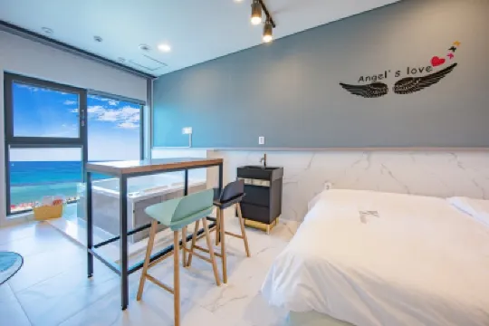 Gangneung We Pension (Anmok Coffee Street) Hotel dekat Pantai Anmok