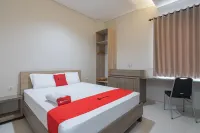 RedDoorz Plus @ Cirebon City Center Hotel dekat Carvil Store - Sindang Laut Cirebon