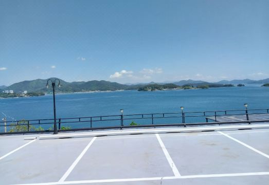 넓은 욕조가 있는 창원 마산 바다뷰 펜션 객실 내부