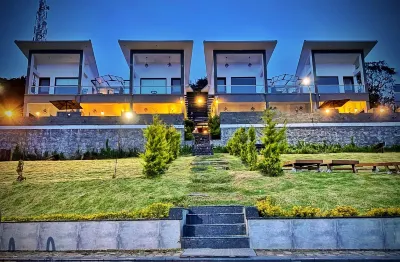 Mountain Trails | Rooms in a Pool Villa Hotel a 