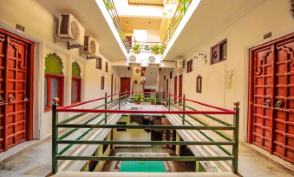 Hotel Devraj Niwas on Lake Pichola