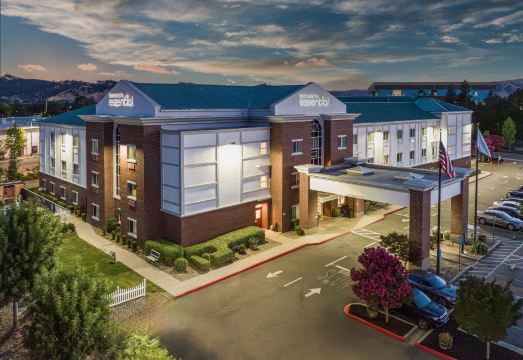 소네스타 에센셜 배커빌의 야외 수영장 및 휴식 공간