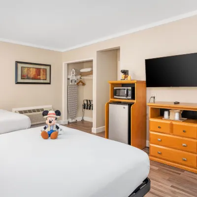Anaheim Islander Inn and Suites Отели рядом с достопримечательностью «Луигис Ролликин Роудстерс»