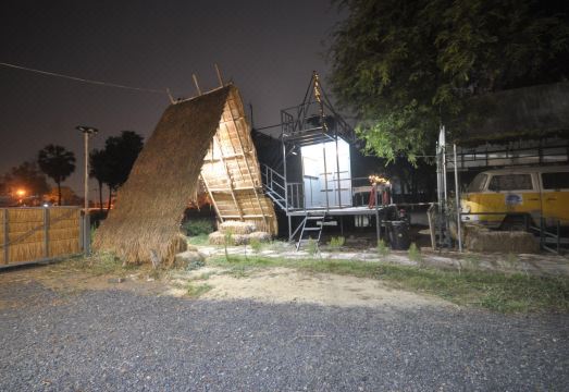 [Ayutthaya Rive Camp의 강변 데크와 보트 객실]