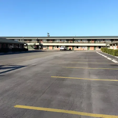 Econo Lodge Inn & Suites
