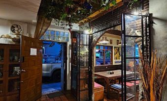 Baan Glang Soi Restaurant & Guesthouse