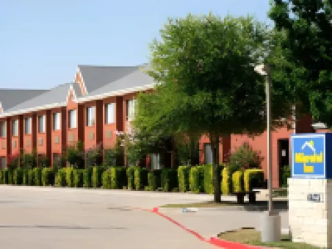 Travelodge by Wyndham Arlington/Dallas Area