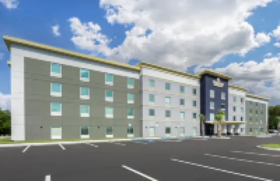 HomeTowne Studios Tampa - Airport Hotels near Steinbrenner Field