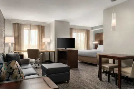 Residence Inn Milwaukee West Отели рядом с достопримечательностью «Time Square Watch Shop»