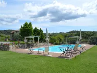 Charming Apartment with Pool and Countryside Views Hotels in Asciano
