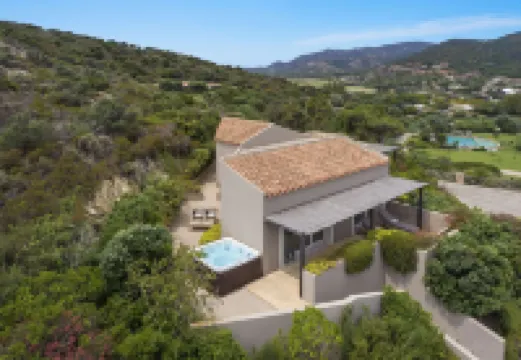 รีสอร์ต Baia di Chia Sardinia, คอลเลกชัน Curio โดย Hilton โรงแรมใน