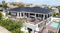Beautiful Villa with Pool Near the Beach for Groups - 2-Star