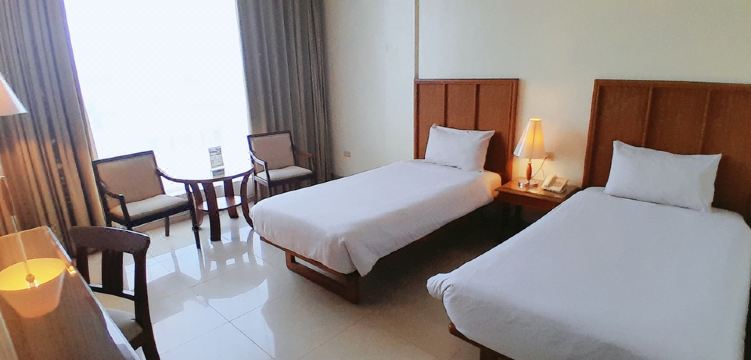 5. Hotel In..