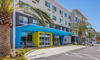 Tru by Hilton Lathrop