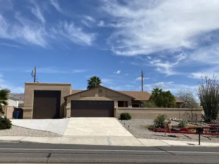 Heated Pool! WiFi Large Enclosed Yard Jetted Tub Smart TV BBQ Garage Parking