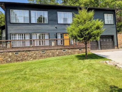 Spacious, serene retreat in the foothills of the Smokies- close to the Dragon!