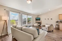 Dundee Hillside Retreat ~ Central Family & Dog Friendly Home!