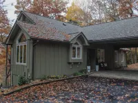 Newly remodeled 3-bedroom house with private hot tub, in welcoming Lake Toxaway. Hotels in Hogback